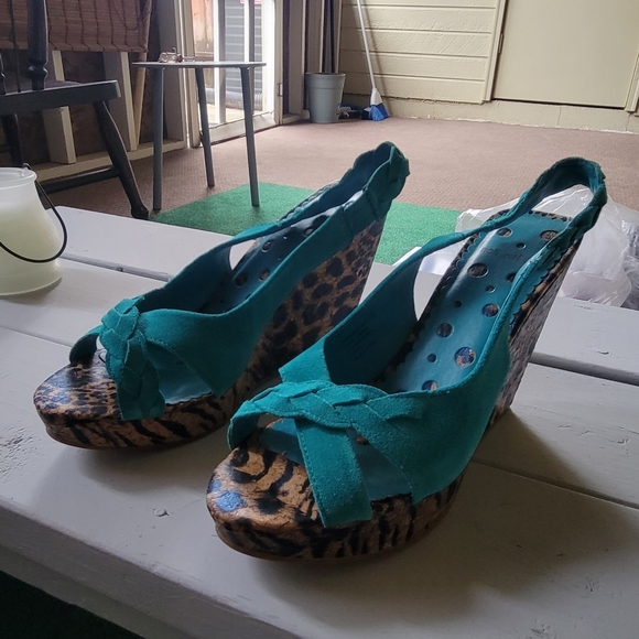 Wedge Heel - Picture 3 of 6